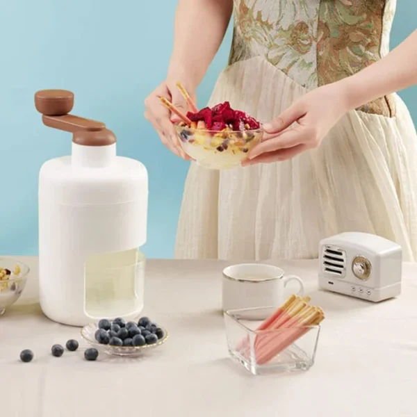 1710819609TRITURADOR-DE-hielo.-CAPACIDAD-500MMATERIAL-PLASTICO.-COLOR-BLANCO-FK23D-57-680x680 Triturador De Hielo Manual